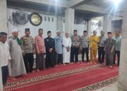 Polsek Siantar Martoba Sholat Tarawih Berjamaah Bersama Warga di Masjid Al Falah