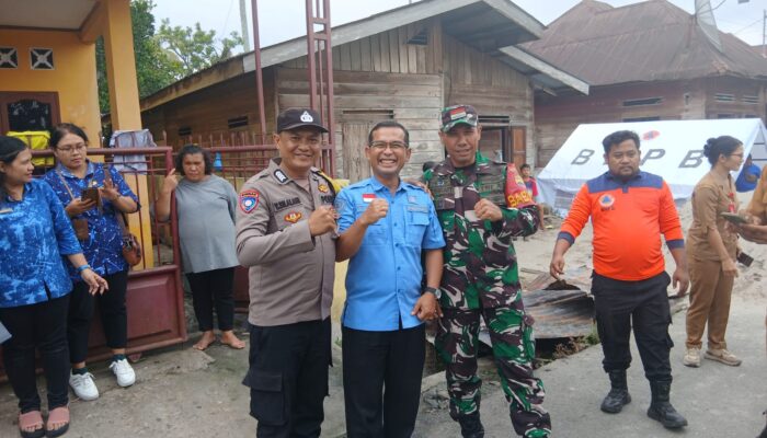 Bhabinkamtibmas Polsek Siantar Marihat Dampingi Penyaluran Bansos untuk Korban Kebakaran