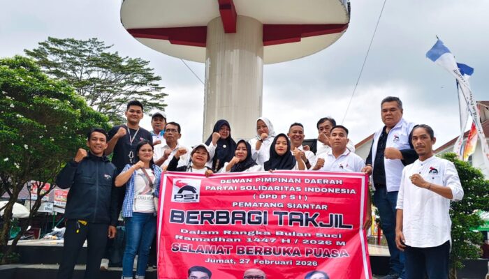 Ramadhan Penuh Berkah, PSI Pematangsiantar Hadir Menyapa Warga Lewat Takjil Gratis