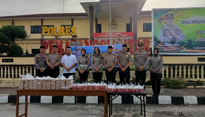 Tebar Berkah Ramadhan, Polres Pematangsiantar Berbagi Takjil untuk Warga Yang Tertib Berlalulintas 