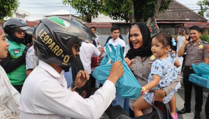 AKBP Sah Udur Sitinjak Pimpin Aksi Berbagi, Polres Pematangsiantar Tebar Takjil Penuh Berkah