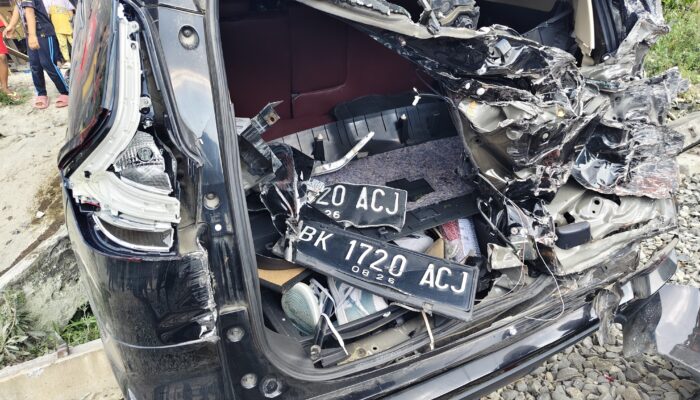 Mobil Disambar Kereta di Perlintasan Liar Simalungun, Polisi Selamatkan Dua Korban dan Ingatkan Bahaya Menyeberang Sembarangan