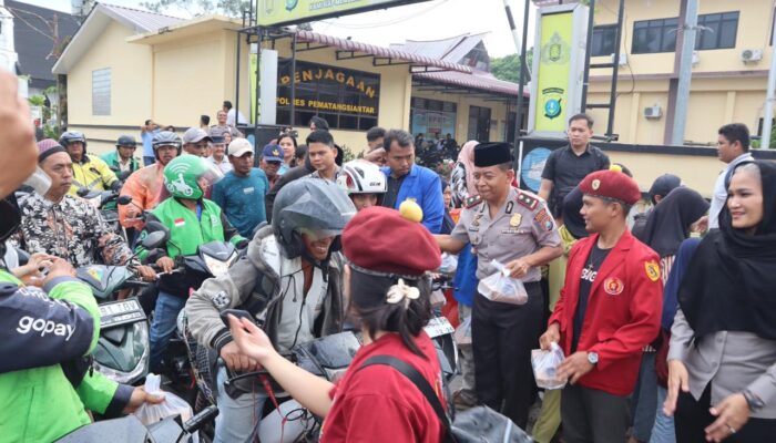 Berbagi Kebahagiaan di Bulan Ramadhan, Polres Pematangsiantar Bersama OKP Cipayung Bagikan Takjil kepada Masyarakat