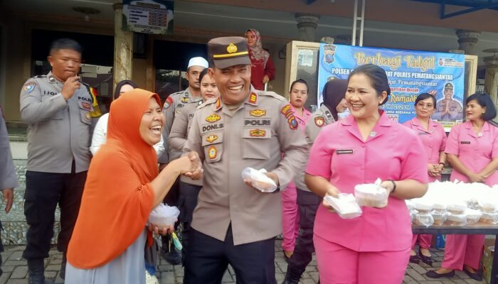 Polsek Siantar Marihat Berbagi Takjil dan Buka Puasa Bersama Anak Yatim di Masjid Nurul Huda