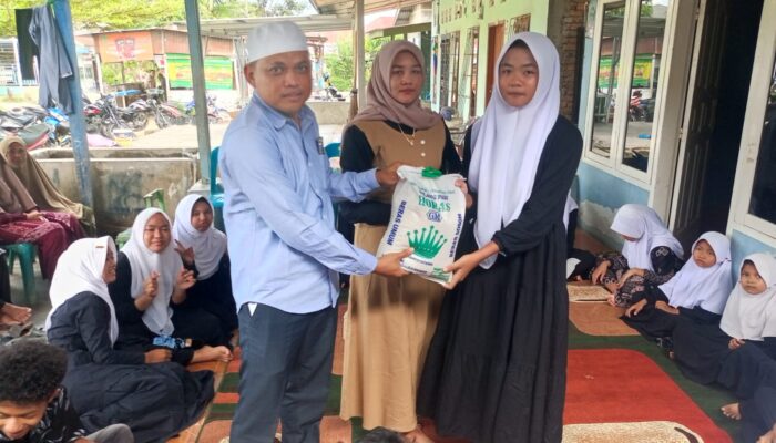 Warga Kaum Duafa dan Anak Yatim Piatu Terima Zakat Maal Sembako