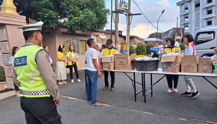 Sat Lantas Polres Pematangsiantar Atur Lalu Lintas saat Pembagian 650 Takjil di Depan Vihara Vidya Maitreya