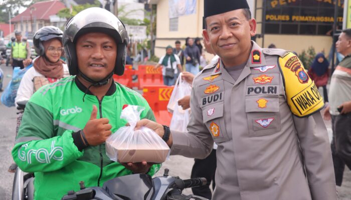 Jelang Berbuka, Wakapolres Kompol Budiono Pimpin Polres Pematangsiantar Turun ke Jalan Bagi-Bagi Takjil, Warga Antusias!