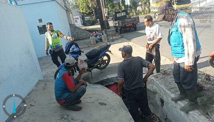 Bhabinkamtibmas Polsek Siantar Martoba Monitoring Pembersihan Parit Antisipasi Banjir