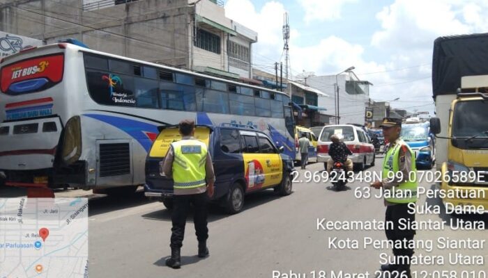Personel Pos Pam II Parluasan Gerak Cepat Urai Kemacetan di Jalan Patuan Nagari
