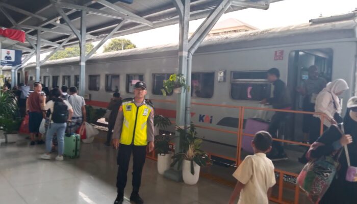 Polsek Siantar Barat Amankan Arus Balik Lebaran 1447 H di Stasiun Kereta Api