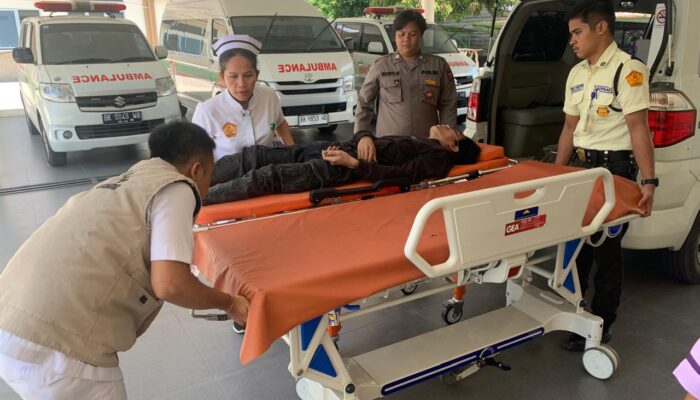 Petugas Pos Pam VI Simpang Sidamanik Tanggap Cepat Evakuasi Korban Laka Lantas