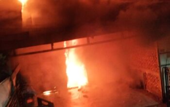 Api Mengamuk Pagi Hari di Siantar Timur, Tiga Rumah dan Bengkel Hangus 80 Persen