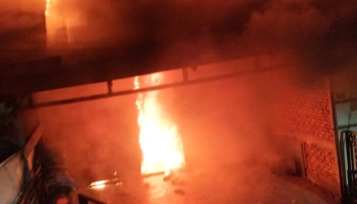 Api Mengamuk Pagi Hari di Siantar Timur, Tiga Rumah dan Bengkel Hangus 80 Persen