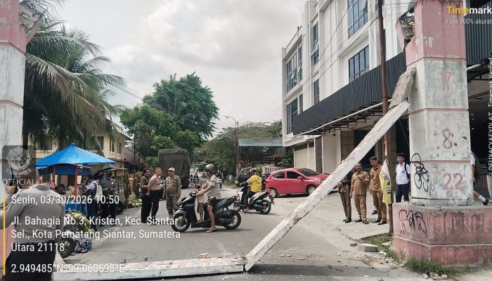 Truk Tabrak Gapura di Pematangsiantar, Pengendara Motor Terluka Tertimpa Reruntuhan