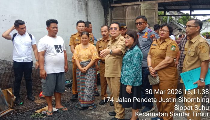 Bhabinkamtibmas Kawal Penyaluran Bantuan Korban Kebakaran di Siantar Timur