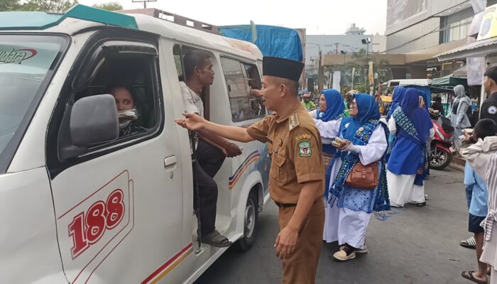 Ramadhan Penuh Berkah! BKMT Siantar Timur Bagikan 1.500 Takjil, Camat: Semoga Jadi Ladang Amal