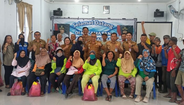 Senyum Bahagia Warnai Tali Asih Camat Siantar Marihat kepada Petugas Kebersihan Jelang Idul Fitri