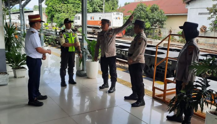 Sat Binmas Polres Pematangsiantar Sambang Kamtibmas ke Kantor Kereta Api