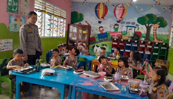 Bhabinkamtibmas Polsek Siantar Timur Monitoring Distribusi Makan Bergizi Gratis di TK Kemala Bhayangkari 06