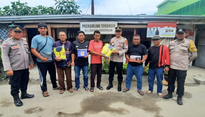 Kasat Binmas Polres Pematangsiantar Kunjungi Pos Kamling Senangin, Serahkan Perlengkapan dan Sampaikan Pesan Kamtibmas