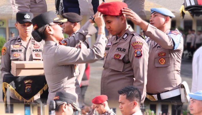 Apel Jam Pimpinan, Kapolres Pematangsiantar Bagikan Kaporlap kepada Personel