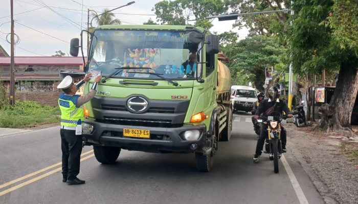 Sat Lantas Pematangsiantar Bagikan Brosur Tertib Lalu Lintas ke Pengguna Jalan