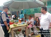 Bhabinkamtibmas Polsek Siantar Marihat Sambangi Pasar Pagi, Pastikan Harga Bahan Pokok Stabil