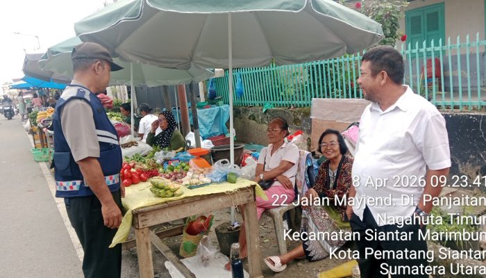 Bhabinkamtibmas Polsek Siantar Marihat Sambangi Pasar Pagi, Pastikan Harga Bahan Pokok Stabil