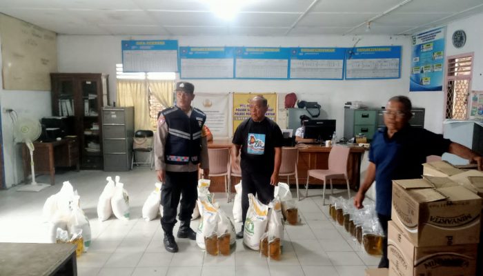Bhabinkamtibmas Polsek Siantar Marihat Monitoring Pembagian Bantuan Pangan