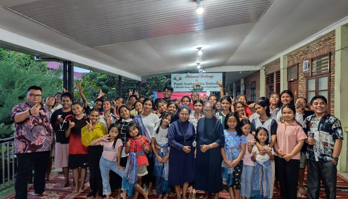 Datang Bukan Sekadar Bawa Sembako, Robin Manurung Bawa Harapan: Tawa Anak Panti Vita Dulcedo Pecah di Sore Penuh Makna