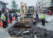 Sat Lantas Polres Pematangsiantar Survei Perbaikan Jalan Rusak dan Amblas di Jalan Gereja
