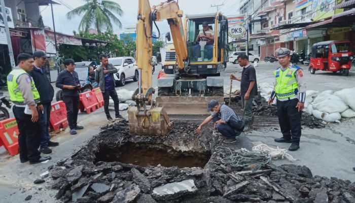 Sat Lantas Polres Pematangsiantar Survei Perbaikan Jalan Rusak dan Amblas di Jalan Gereja