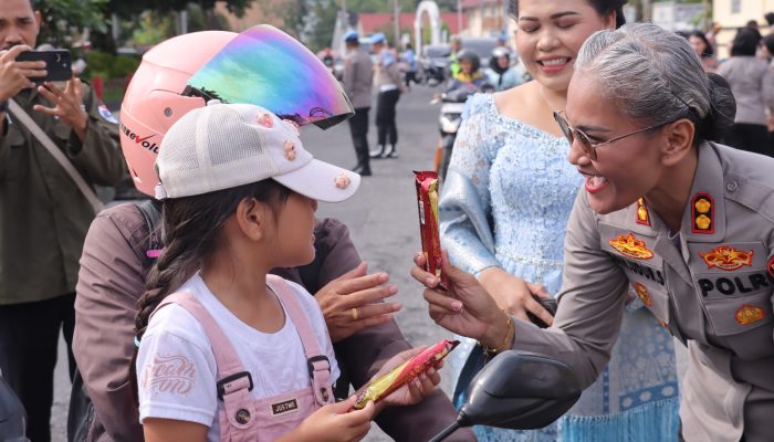 Sentuh Hati! Polisi di Pematangsiantar Bagi Bunga ke Ibu-ibu, Lanjut Santuni Anak Panti di Hari Kartini