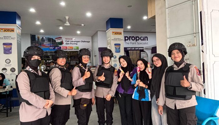 Srikandi Polwan Polres Siantar Gelar Patroli Humanis, Warga Dapat Bunga di Hari Kartini