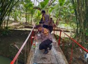 Polri untuk Masyarakat, Kapolsek Siantar Martoba Bersama Personel Perbaiki Jembatan Rusak di Jalan Suka Dame