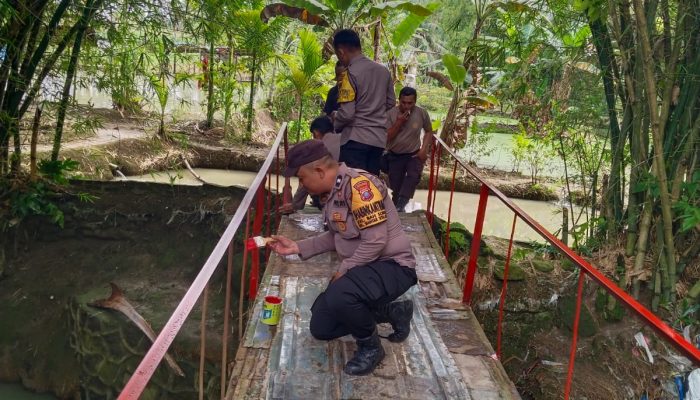 Polri untuk Masyarakat, Kapolsek Siantar Martoba Bersama Personel Perbaiki Jembatan Rusak di Jalan Suka Dame