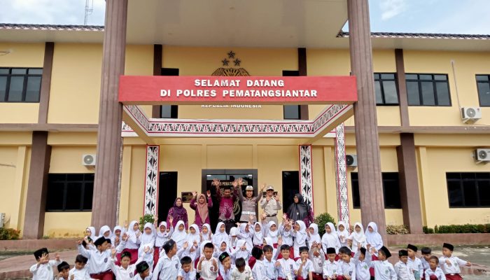 Polres Pematangsiantar Tanamkan “Polisi Sahabat Anak” kepada Siswa SD MIS Terpadu Al Wasliyah