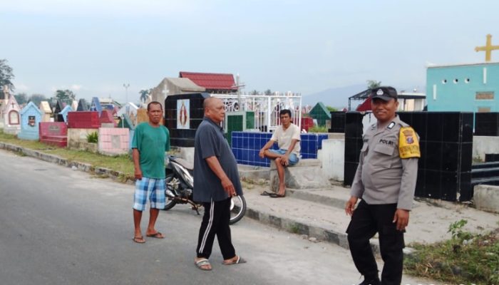 Pastikan Ziarah Paskah Kondusif, Bhabinkamtibmas Turun Langsung ke TPU Kristen