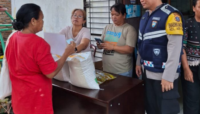 Bhabinkamtibmas Siantar Selatan Kawal Pembagian Bantuan Pangan di Aek Nauli, Warga Terima Beras dan Minya