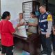Bhabinkamtibmas Siantar Selatan Kawal Pembagian Bantuan Pangan di Aek Nauli, Warga Terima Beras dan Minya