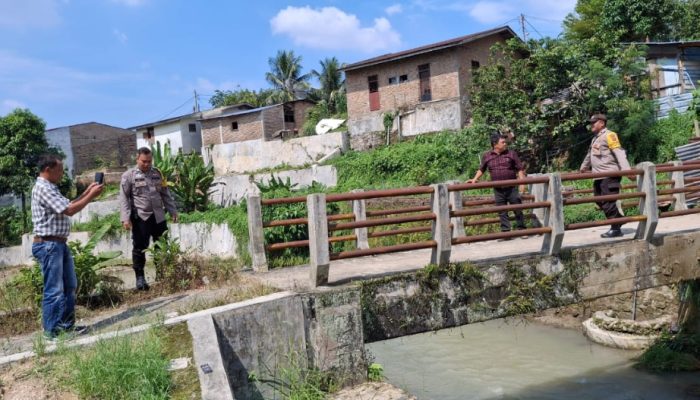 Bhabinkamtibmas Polsek Siantar Selatan Dampingi Pengecekan Jembatan Penyeberangan di Gang Losung Aek