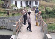 Polsek Siantar Selatan Laksanakan Pembersihan Jembatan Losung Aek