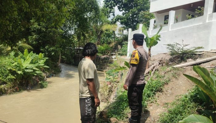 Antisipasi Banjir, Bhabinkamtibmas Polsek Siantar Martoba Cek Debit Air Sungai Sibatu Batu