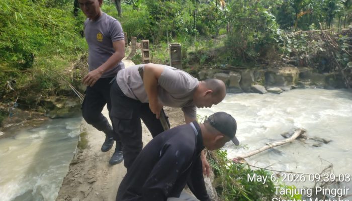 Polisi Bantu Pengerjaan Tiang Pengaman Jembatan di Siantar Martoba
