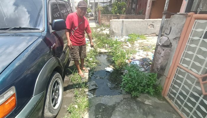 Nenek 72 Tahun Keluhkan Parit Tersumbat, Warga Ade Irma Suryani Kerap Kebanjiran