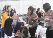 Polwan Polres Simalungun Bagikan Kue Ulang Tahun kepada Ibu Buruh, Warnai May Day 2026 Penuh Kebersamaan