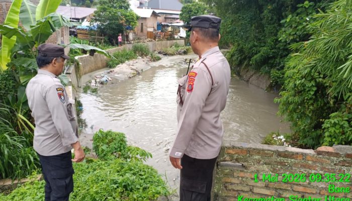 Polsek Siantar Utara Pantau Arus Sungai di Lorong 7 untuk Antisipasi Banjir