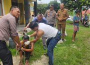 Gerak Cepat dan Humanis, Kapolsek Gunung Malela Turun Tangan Tangani Pria Gangguan Jiwa yang Gali Kuburan
