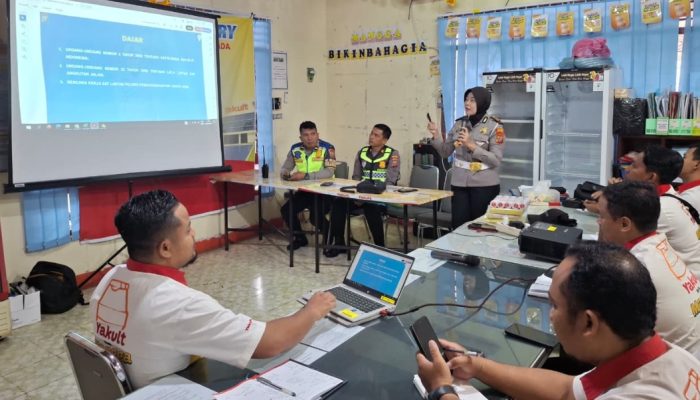 Kasat Lantas Polres Pematangsiantar Berikan Penyuluhan Tertib Berlalu Lintas di Kantor Yakult
