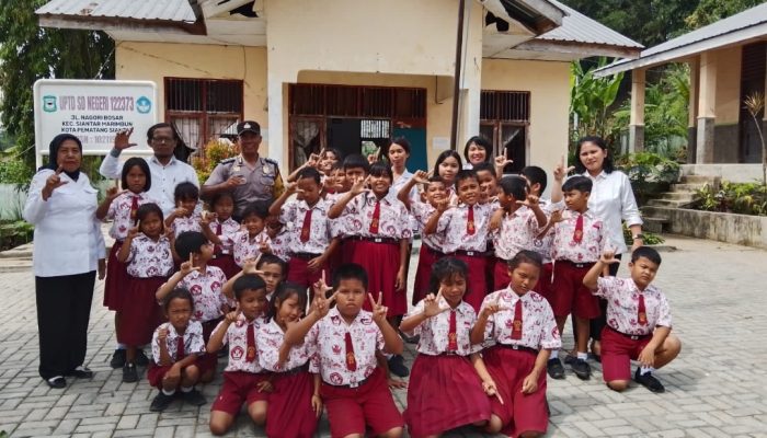 Polisi Masuk Sekolah, Bhabinkamtibmas Siantar Marihat Tanamkan Disiplin dan Semangat Belajar kepada Siswa SD